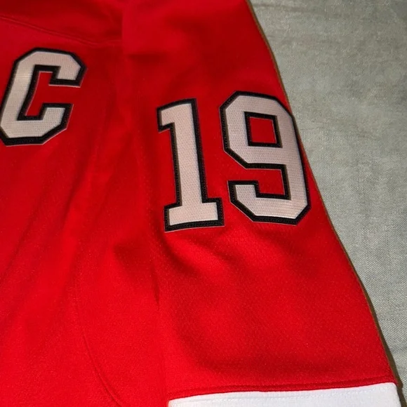 Fanatics Red Jonathan Toews Blackhawks Captain Jersey - Picture 3 of 9